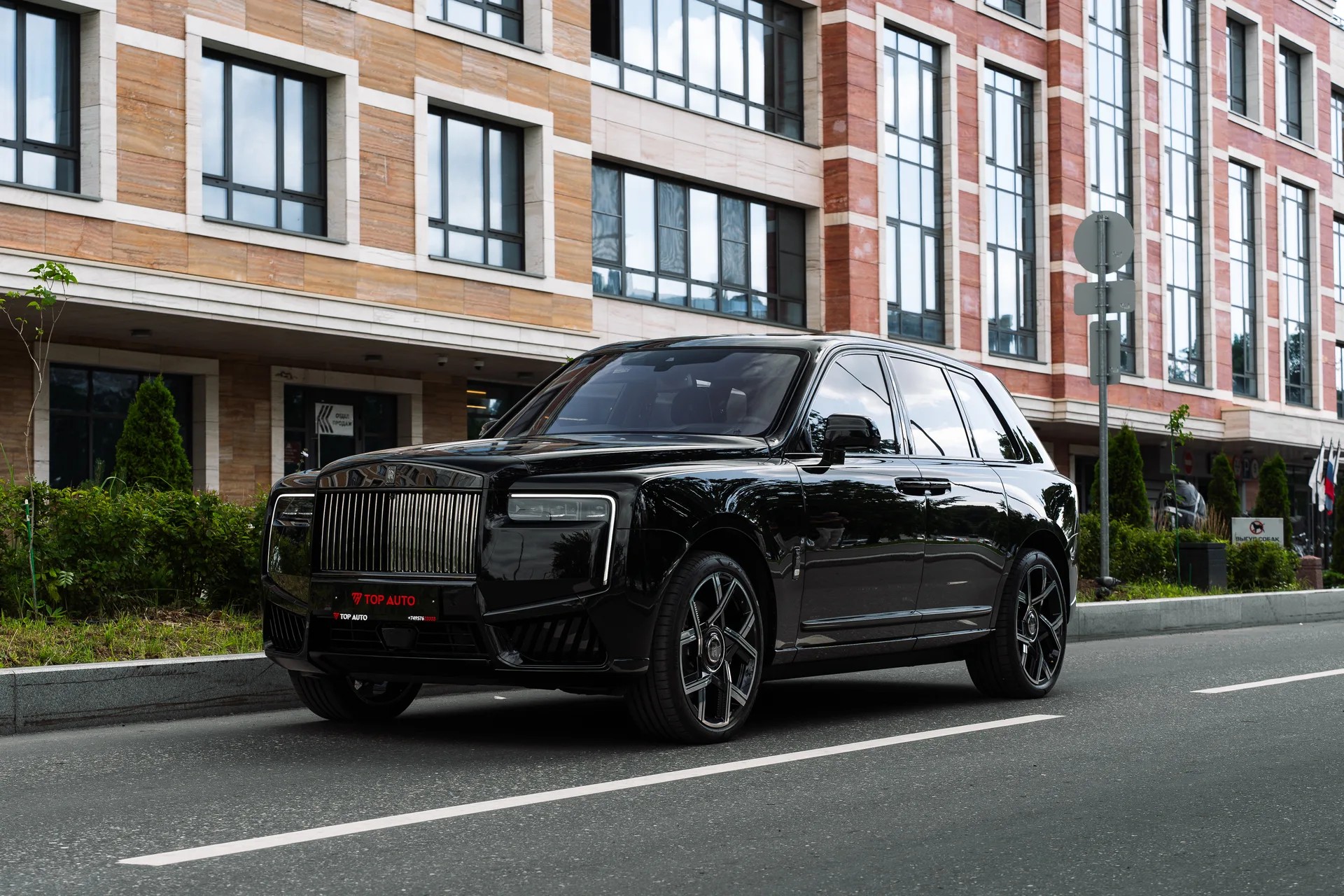 Rolls-Royce Cullinan Black Badge — фото 1 из 40