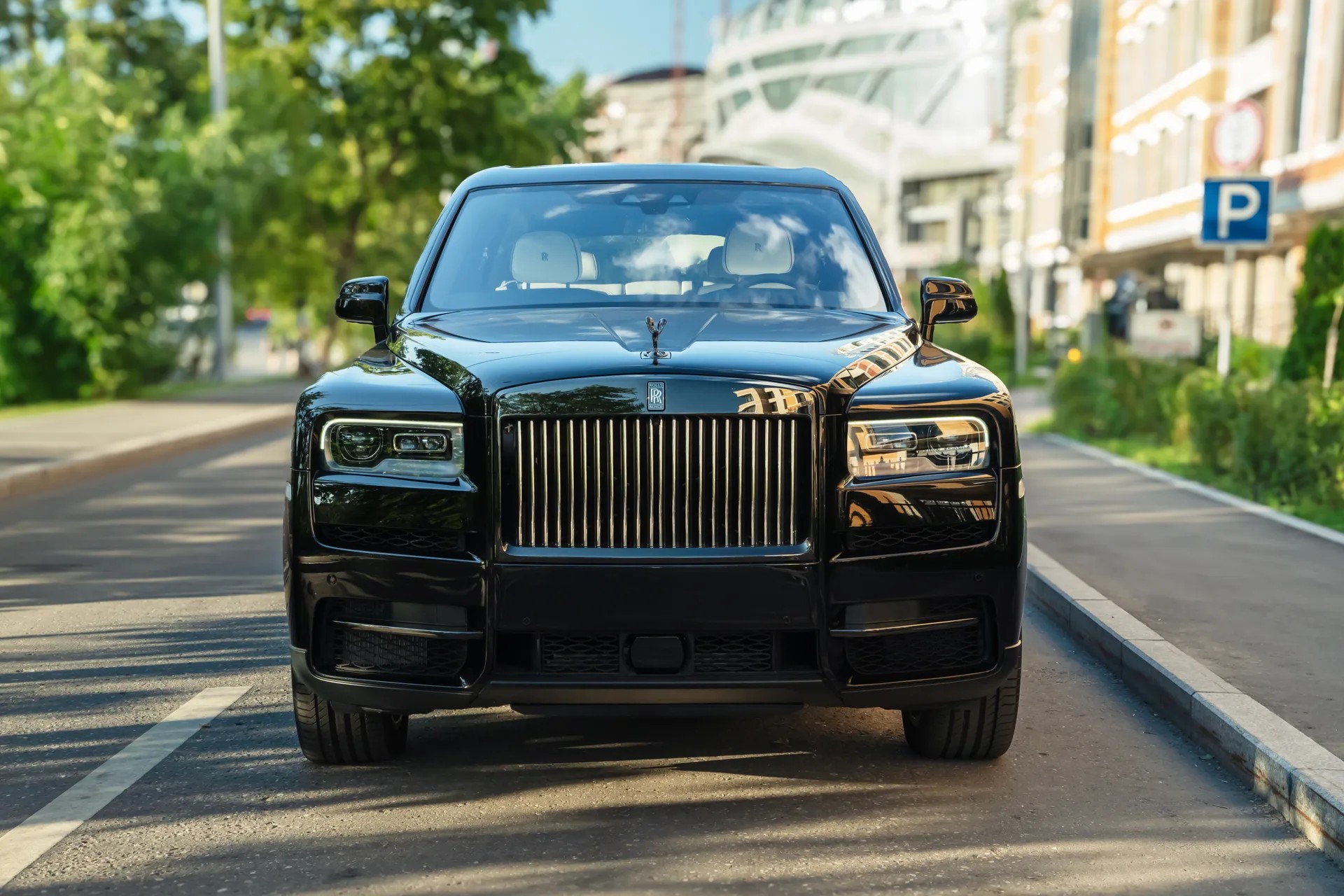 Rolls-Royce Cullinan Black Badge 6.75 AT — фото 1 из 38