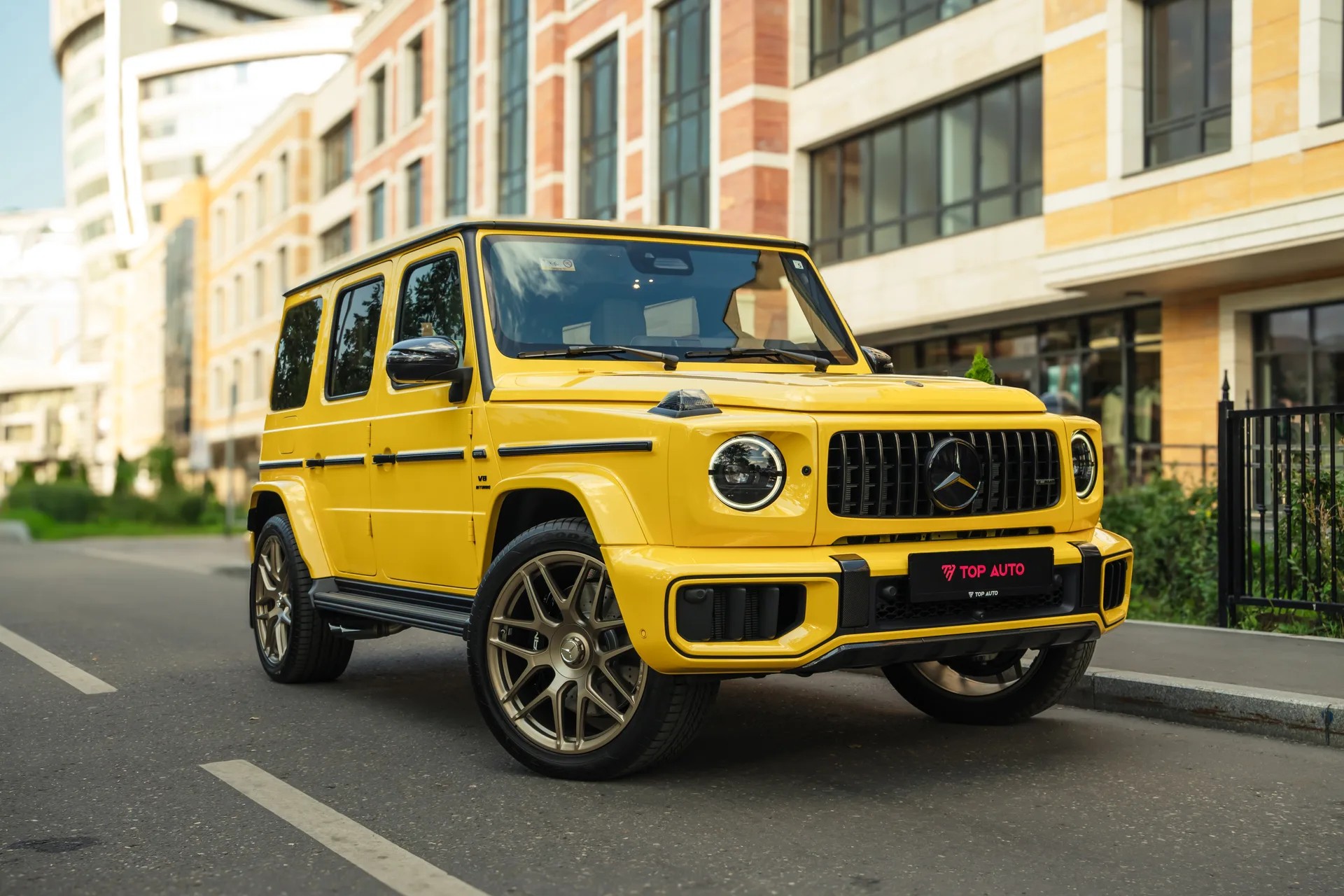Mercedes-Benz G 63 AMG 4.0 AT, Желтый (G Маnufаktur - Sunny Yеllоw) — фото 1 из 16