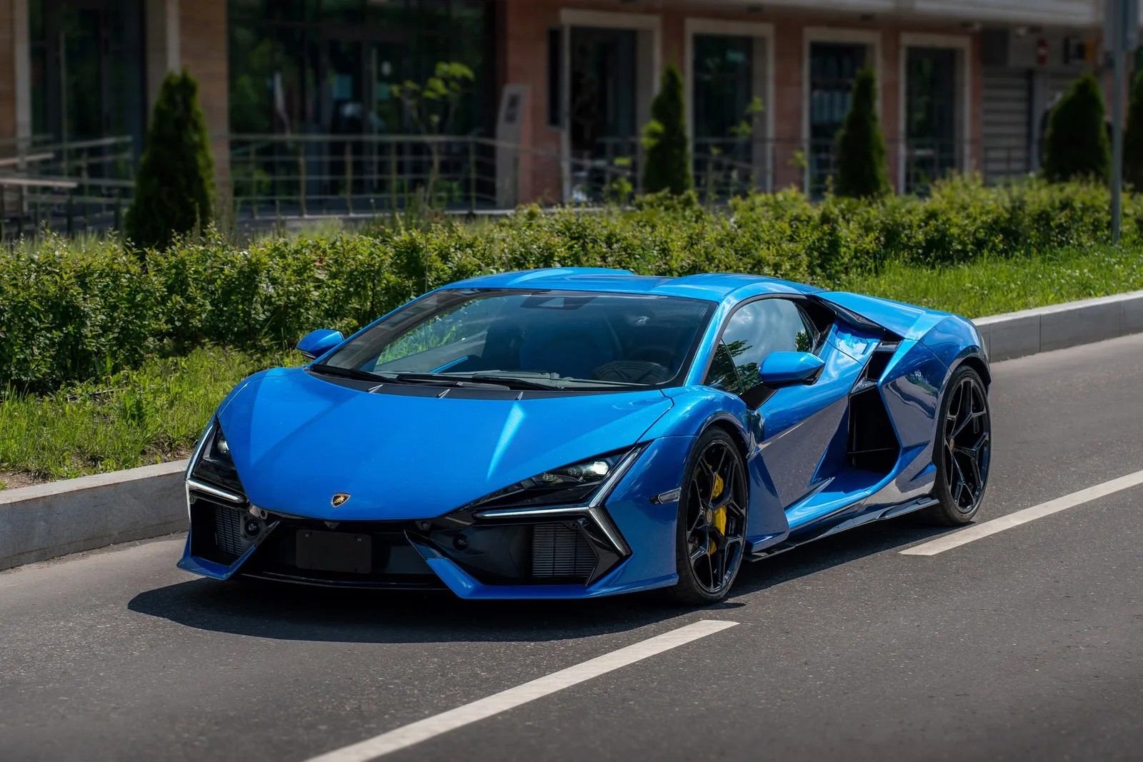 Lamborghini Revuelto 6.5 AMT — фото 1 из 36